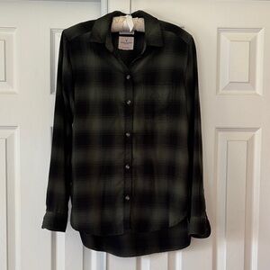 American Eagle Women’s Green and Black Button Down Plaid Long Sleeve Shirt